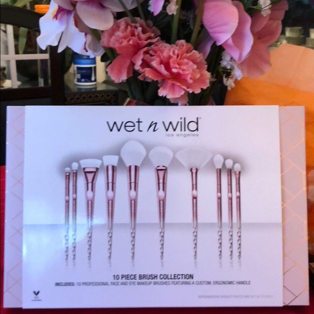 Wet n wild holiday brush set